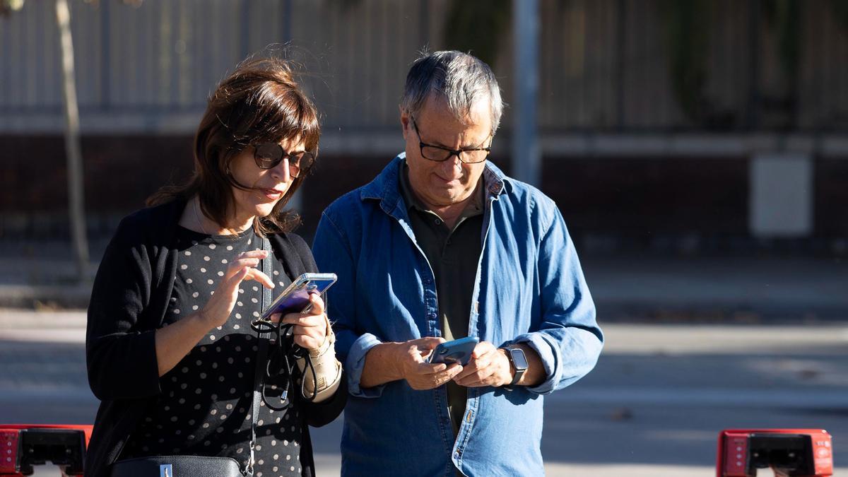 Adultos haciendo uso de sus teléfonos móviles 