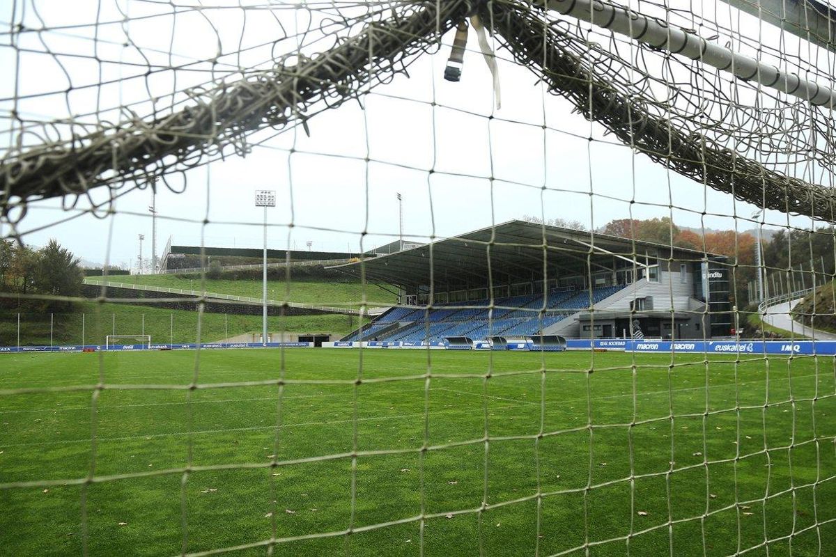 El campo Zubieta de la ciudad deportiva de la Real Sociedad donde debía jugar el conjunto donostiarra femenino contra el Barça. El campo Zubieta de la ciudad deportiva de la Real Sociedad donde debía jugar el conjunto donostiarra femenino contra el Barça.