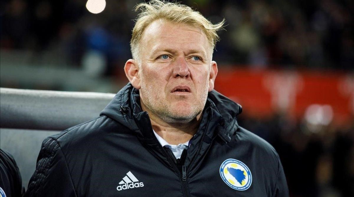 Robert Prosinecki observa a los jugadores durante el partido entre Austria y Bosnia-Herzegovina Robert Prosinecki observa a los jugadores durante el partido entre Austria y Bosnia-Herzegovina