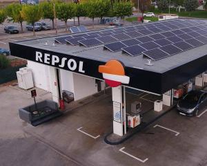 Repsol aviva otra guerra comercial con rebajas en combustibles solo para sus clientes de luz y gas