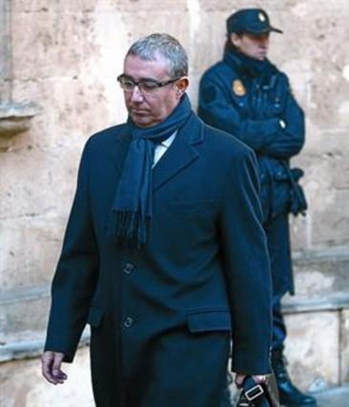 Iñaki Urdangarín y Diego Torres, en dos imágenes, en los juzgados de Palma, los respectivos días en que fueron a declarar ante el juez José Castro. Iñaki Urdangarín y Diego Torres, en dos imágenes, en los juzgados de Palma, los respectivos días en que fueron a declarar ante el juez José Castro.