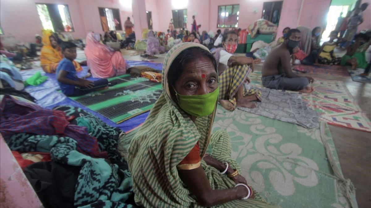 Personas evacuadas permanecen en el interior de un refugio a la espera de la llegada del ciclon Amphan a la bahia de Bengala, el pasado martes.