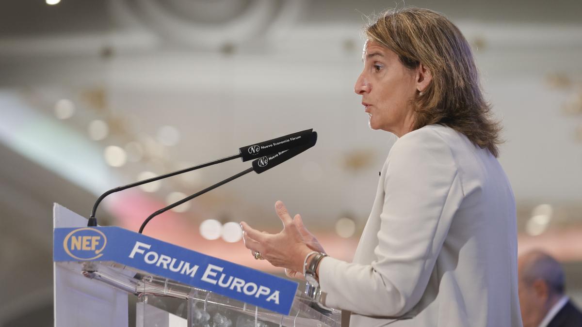 La ministra para la Transición Ecológica, Teresa Ribera, pronuncia un discurso en el marco de su intervención en un desayuno informativo del Fórum Europa, organizado por Nueva Economía Fórum, en Madrid.