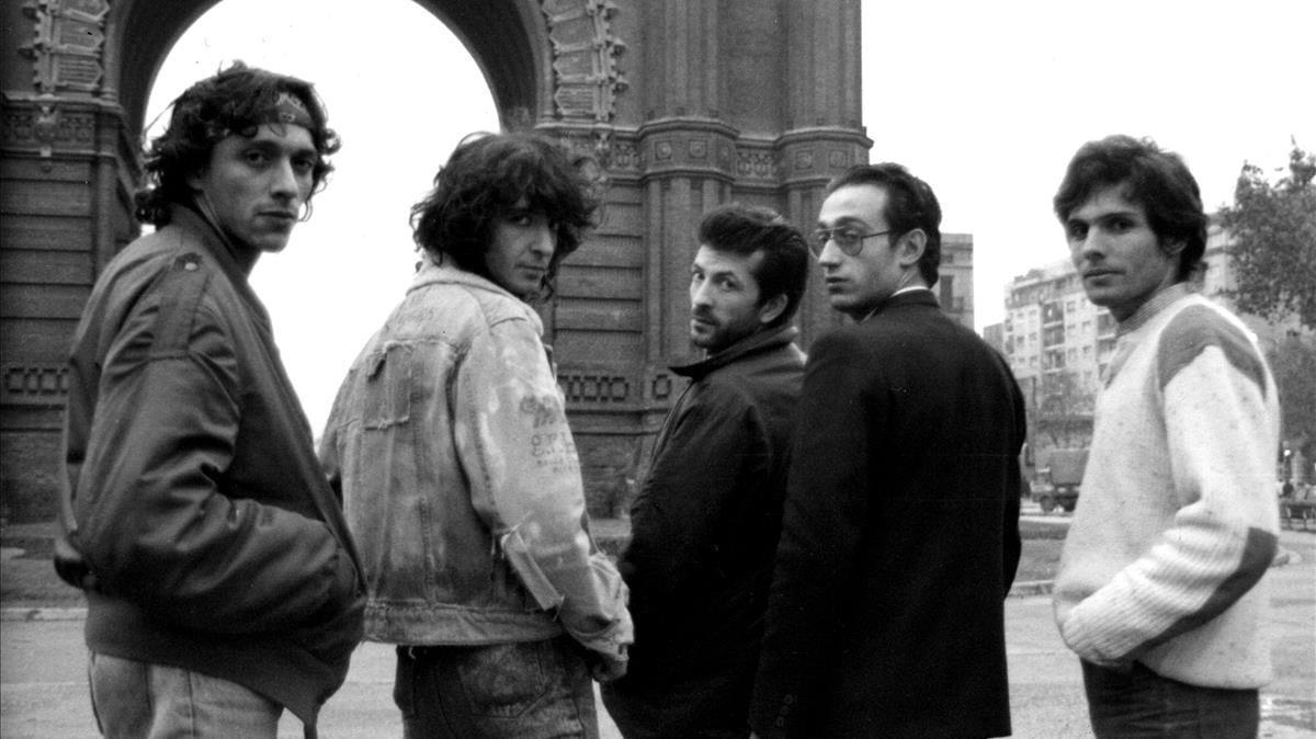 De izquierda a derecha, Ángel, Alberto, Juanito, Mike y Strong: GRB, a mediados de los años 80, en el Arc de Triomf de Barcelona.
