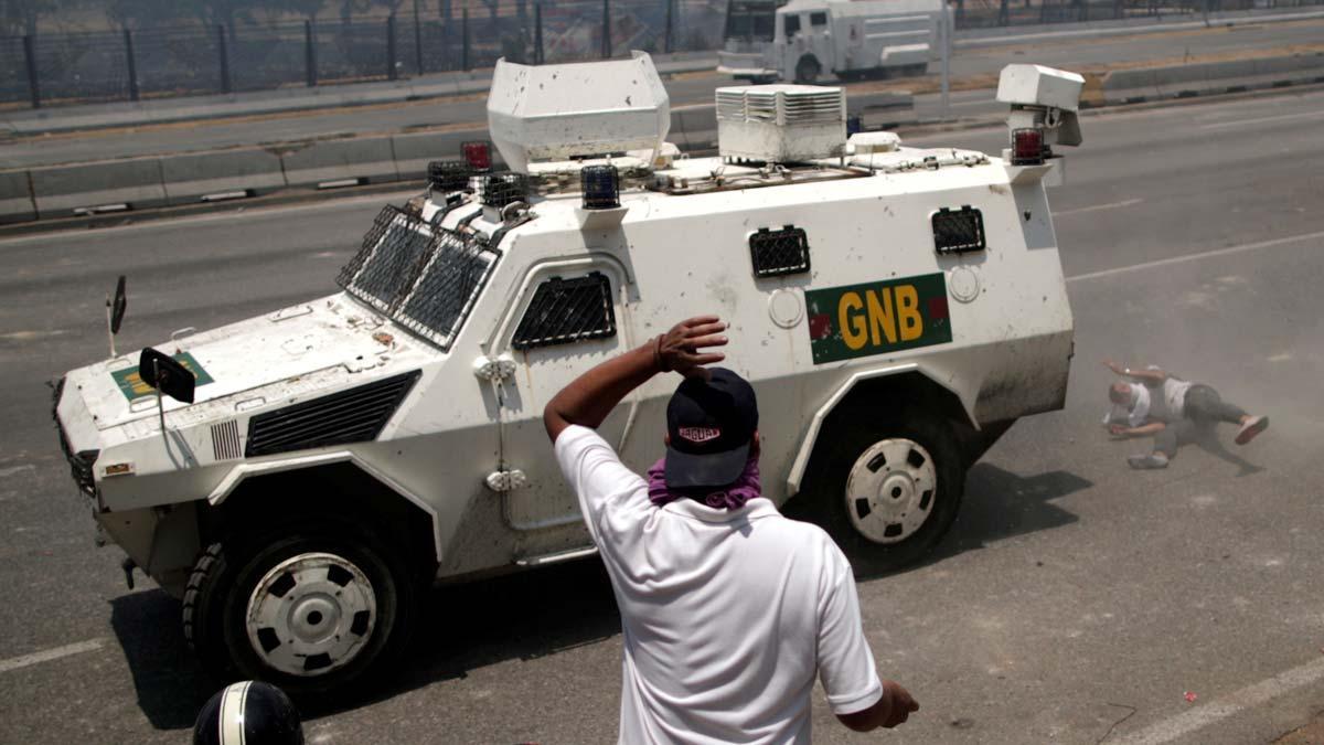 Una tanqueta del ejército de Maduro arrolla a varios manifestantes.