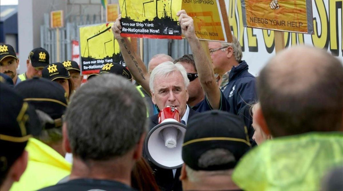 John McDonnell, del partido Laborista, habla con los trabajadores de los astilleros de Harland y Wolff que protestan por la salvación del astillero en Belfast, Escocia, en agosto de 2019 John McDonnell, del partido Laborista, habla con los trabajadores de los astilleros de Harland y Wolff que protestan por la salvación del astillero en Belfast, Escocia, en agosto de 2019