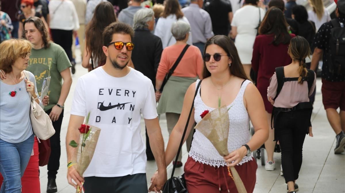 Una pareja de enamorados paseando por el centro de Barcelona. Una pareja de enamorados paseando por el centro de Barcelona.