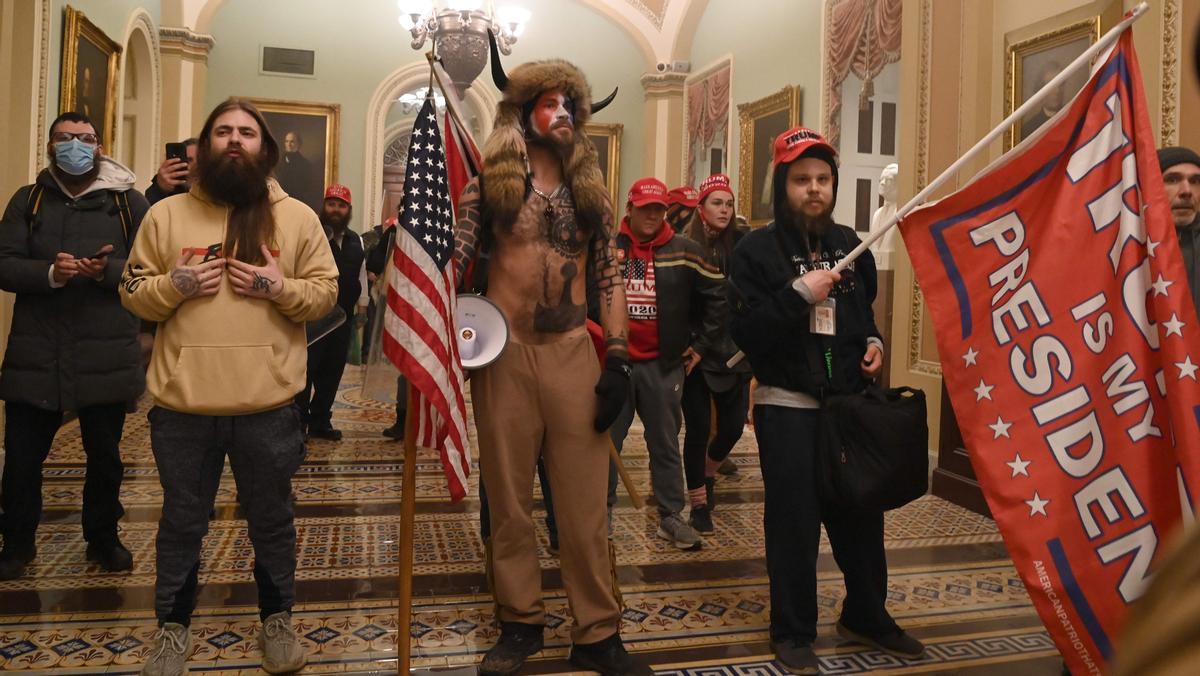 Un grupo de partidarios de Trump, en una de las salas del Capitolio, sede de la democracia de EEUU que fue asaltada el 6 de enero pasado.