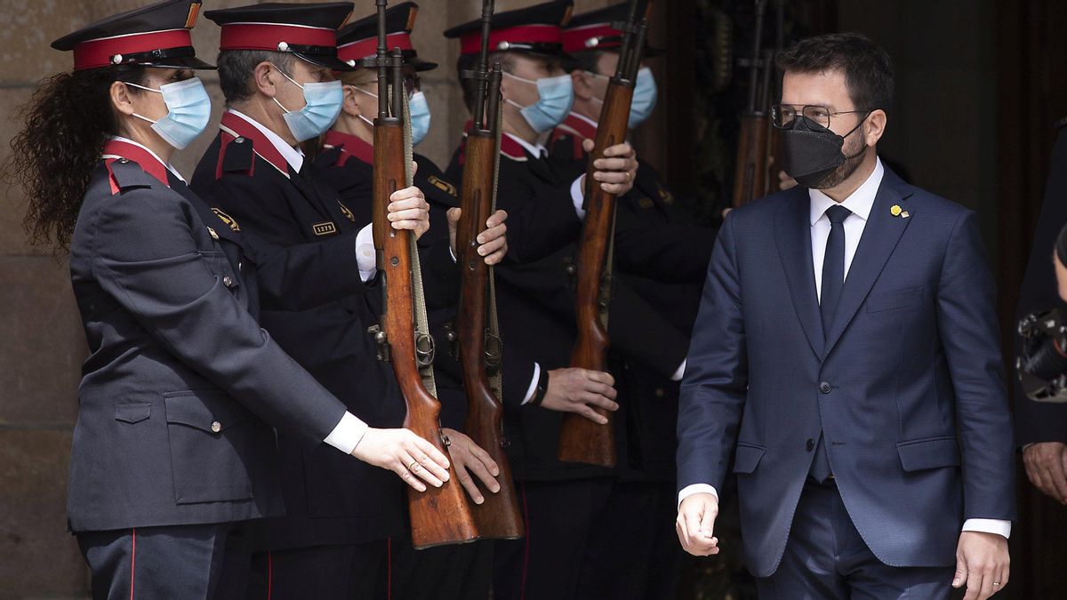 Pere Aragonès, ya investido ’president’, recibe el saludo marcial de los Mossos al salir del Parlament. Pere Aragonès, ya investido ’president’, recibe el saludo marcial de los Mossos al salir del Parlament.