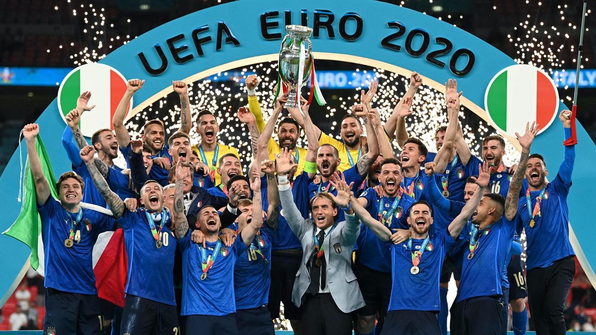 El equipo italiano, tras proclamarse campeón de la Eurocopa. El equipo italiano, tras proclamarse campeón de la Eurocopa.