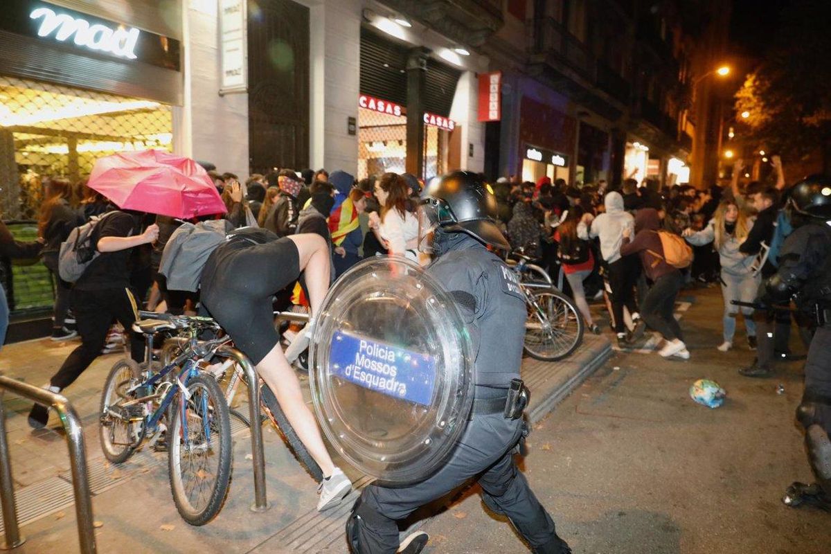 Cargas de los Mossos contra independentistas en la calle Mallorca. Cargas de los Mossos contra independentistas en la calle Mallorca.