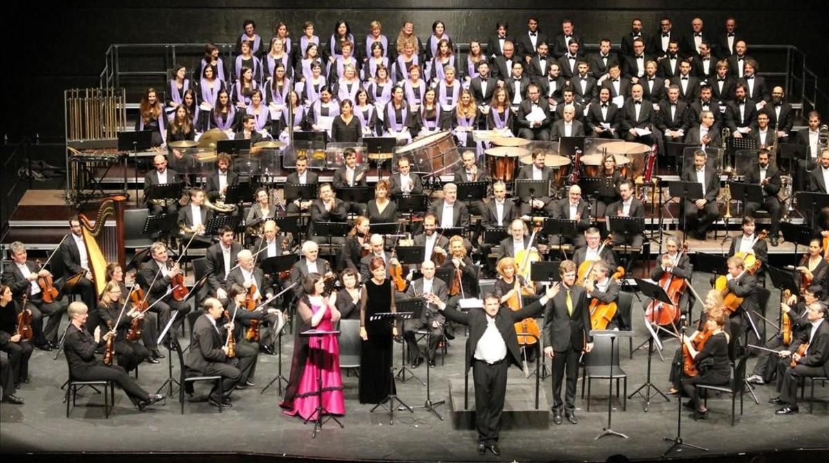 El director y compositor Salvador Brotons con los efectivos que estrenaron ’Cantata de Randa’ en Manacor (Mallorca) el pasado 21 de enero. El director y compositor Salvador Brotons con los efectivos que estrenaron ’Cantata de Randa’ en Manacor (Mallorca) el pasado 21 de enero.