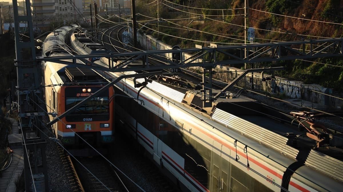 Trenes pasando por las vías que serán cubiertas en L’Hospitalet. Trenes pasando por las vías que serán cubiertas en L’Hospitalet.