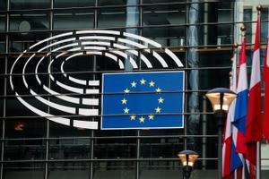 La bandera de la Unión Europea en el edificio del Parlamento Europeo en Bruselas.
