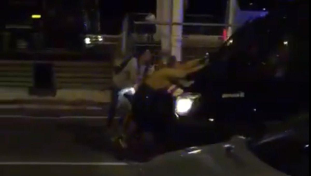 Interior investigarà els mossos que van arrossegar manifestants amb un furgó Interior investigarà els mossos que van arrossegar manifestants amb un furgó