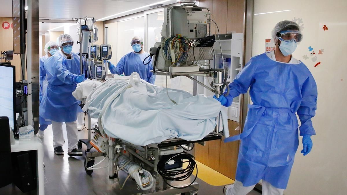 UCI de hepáticos del Hospital Clínic donde se encuentran enfermos de COVID 19 UCI de hepáticos del Hospital Clínic donde se encuentran enfermos de COVID 19