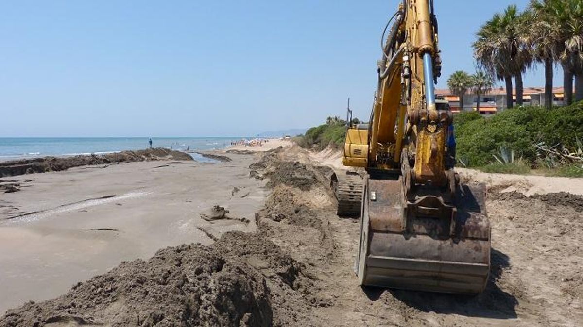 Nueva aportación de arena en la playa de Gavà para paliar la regresión Nueva aportación de arena en la playa de Gavà para paliar la regresión