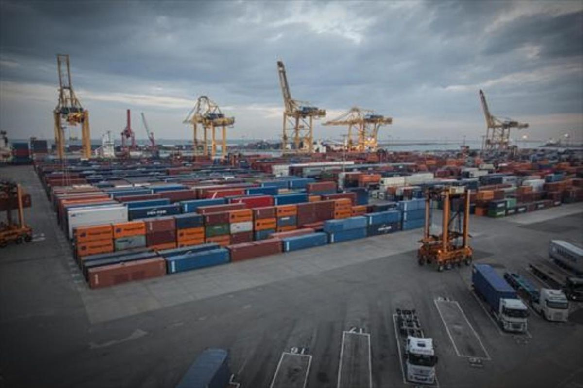 Contenedores apilados en el puerto de Barcelona. Contenedores apilados en el puerto de Barcelona.