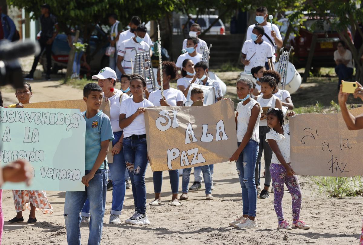 Un grupo de niños recibe a la Comisión de la Verdad, en la población de Pesquera (Colombia), el 30 de octubre de 2021.