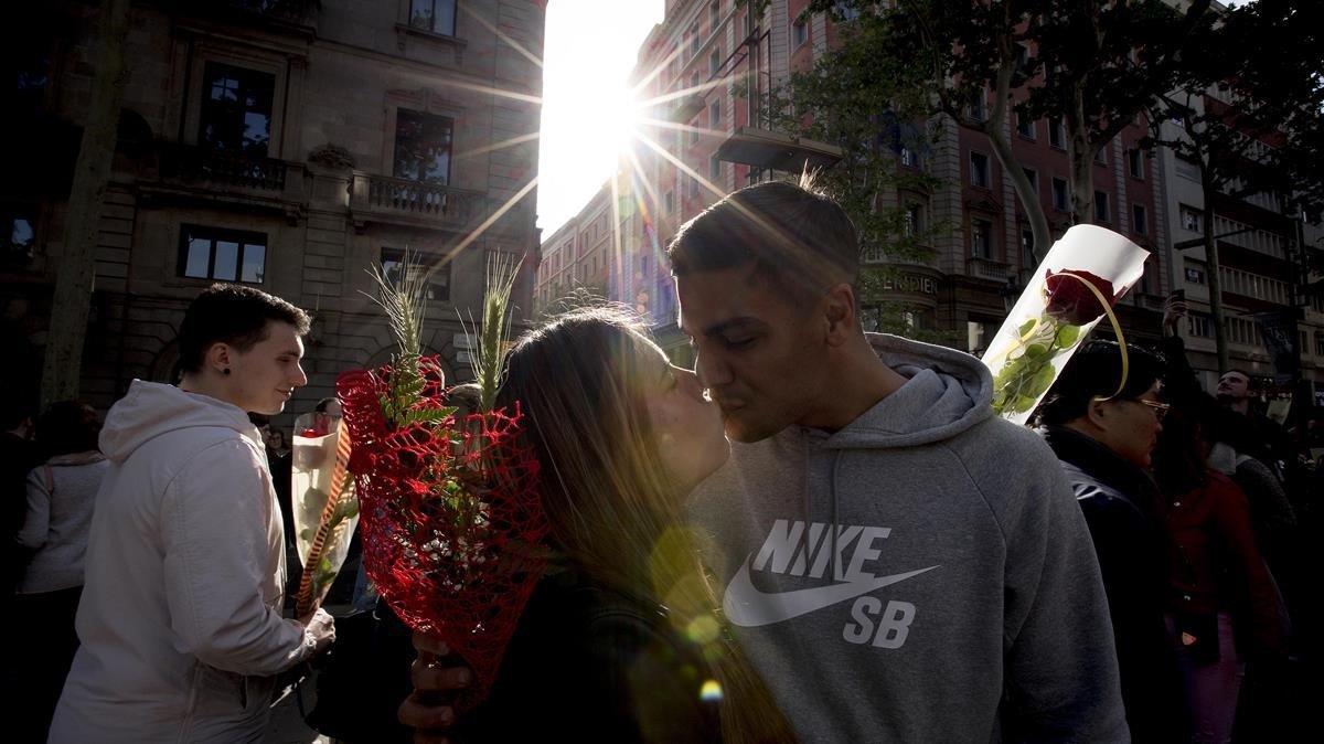 Idílica imagen de una pareja durante el Día de Sant Jordi.