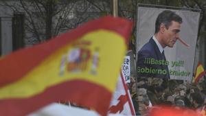 «Hi ha un pla ocult de mutació constitucional»: milers de persones clamen contra Sánchez a Madrid