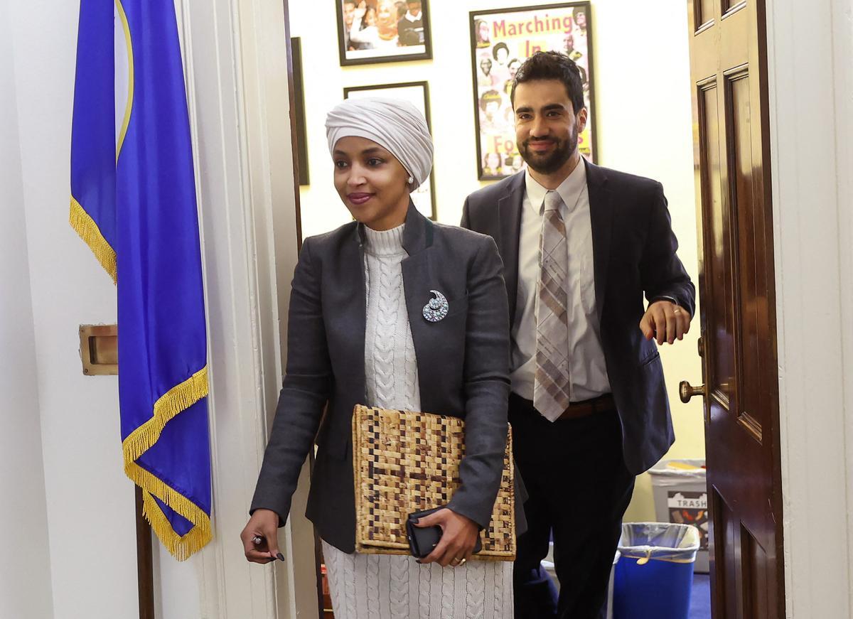 La congresista demócrata Ilhan Omar sale de su despacho en el Congreso, este jueves en Washington.