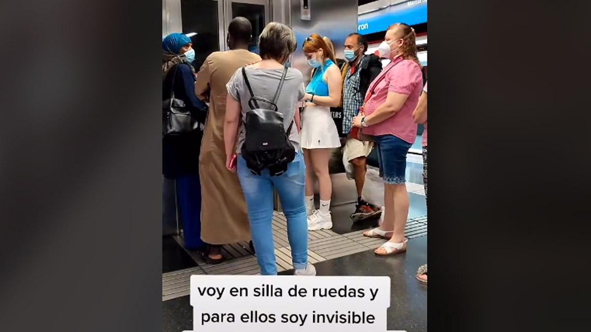 Vídeo de Montse Quílez en el ascensor de la parada de Vall d’Hebron del metro. 