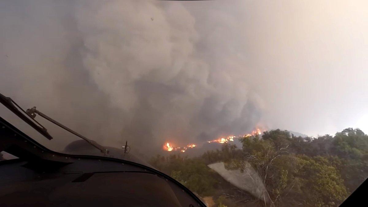 Un helicóptero despega tras realizar un rescate en la zona de Malibú, una de las afectadas por las llamas.