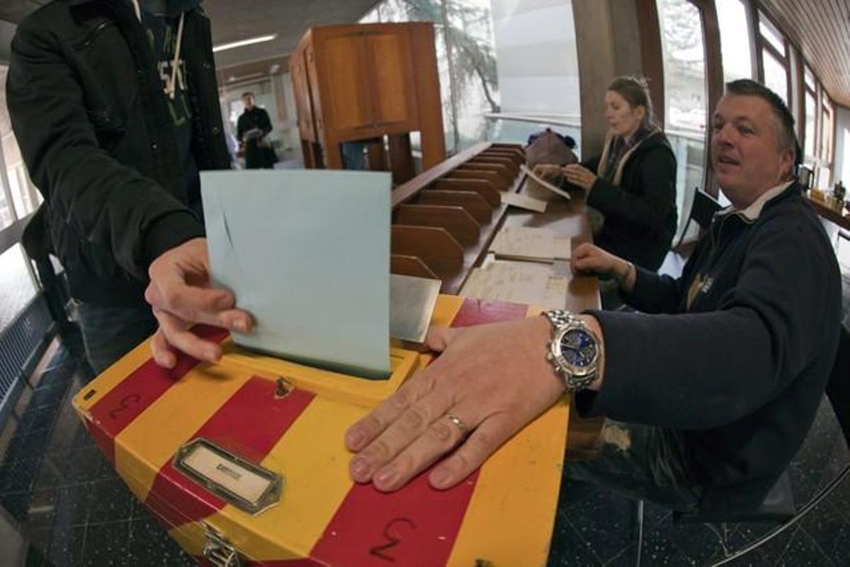 Un suizo vota en un colegio electoral en Carouge, cerca de Ginebra, el domingo. Un suizo vota en un colegio electoral en Carouge, cerca de Ginebra, el domingo.