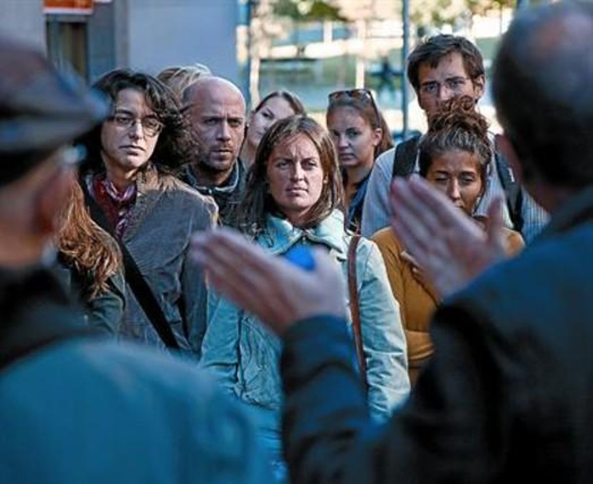 Ágora real 8 Antoni Ramon y Estanislau Roca, de espaldas, imparten la clase callejera en Lesseps, ayer. Ágora real 8 Antoni Ramon y Estanislau Roca, de espaldas, imparten la clase callejera en Lesseps, ayer.