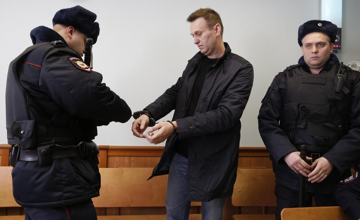 Alekséi Navalni (c), asiste a una audiencia en el Tribunal de Moscú en marzo de 2017