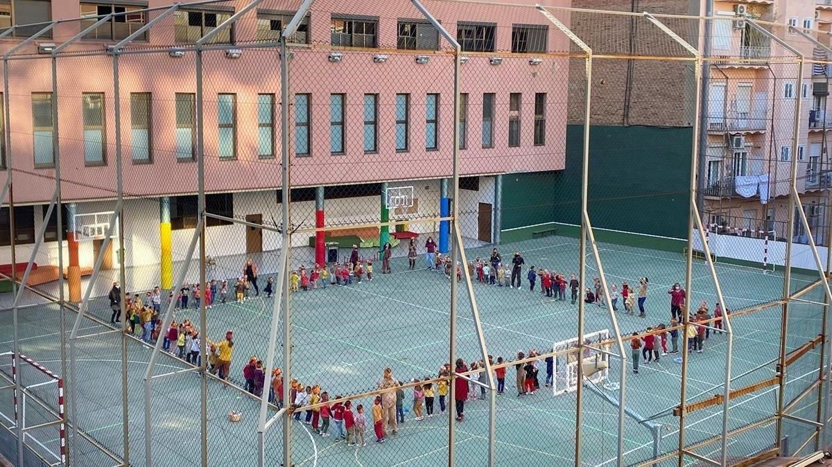 Alumnos de un colegio del centro de Barcelona celebran en el patio la tradicional Castañada, el pasado día 30. Alumnos de un colegio del centro de Barcelona celebran en el patio la tradicional Castañada, el pasado día 30.