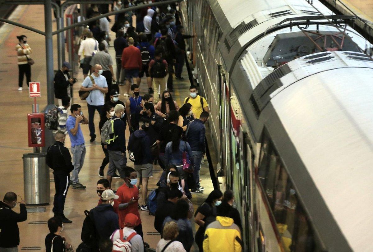 Aglomeración de viajeros en un andén de Cercanías de Renfe en la estación madrileña de Atocha este 31 de agosto. Aglomeración de viajeros en un andén de Cercanías de Renfe en la estación madrileña de Atocha este 31 de agosto.