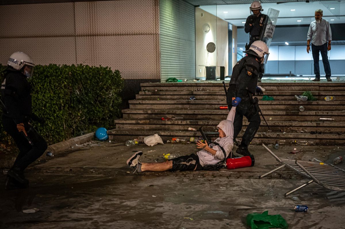 La Guardia Urbana se lleva a un joven durante el botellón en Maria Cristina. La Guardia Urbana se lleva a un joven durante el botellón en Maria Cristina.