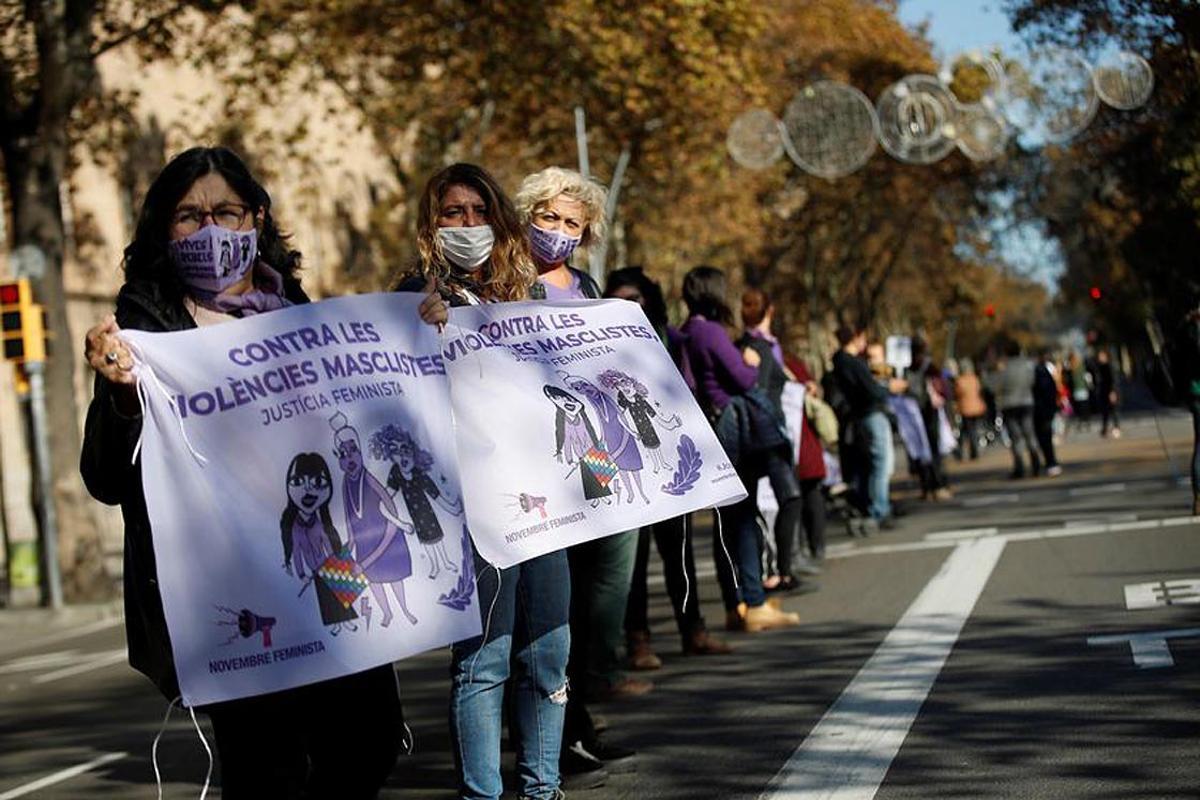 Cadena humana de mujeres contra la violencia machista en Barcelona, el pasado 22 de noviembre.