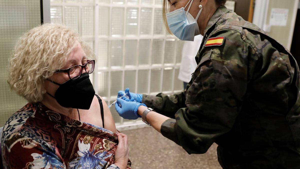 Una militar inyecta una vacuna a una mujer en el Hospital Clínico de València, el pasado 5 de enero. Una militar inyecta una vacuna a una mujer en el Hospital Clínico de València, el pasado 5 de enero.