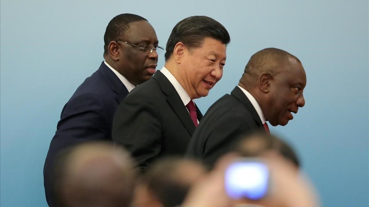 El presidente de China, Xi Jinping, entre los presidente de Sudáfrica, Cyril Ramaphosa, y del Senegal, Macky Sall, durante la cumbre China-África celebrada en Pekín el pasado 4 de septiembre. El presidente de China, Xi Jinping, entre los presidente de Sudáfrica, Cyril Ramaphosa, y del Senegal, Macky Sall, durante la cumbre China-África celebrada en Pekín el pasado 4 de septiembre.