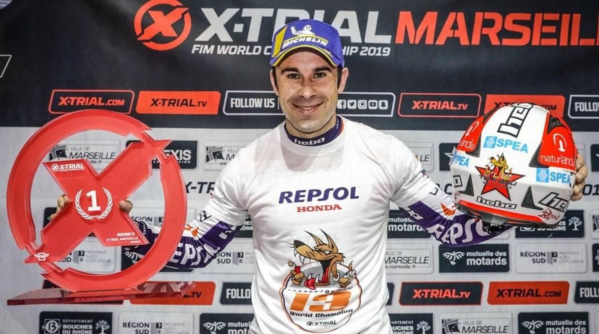 El catalán Toni Bou celebra, en Marsella, la conquista de su título mundial nº 25 de trial. El catalán Toni Bou celebra, en Marsella, la conquista de su título mundial nº 25 de trial.