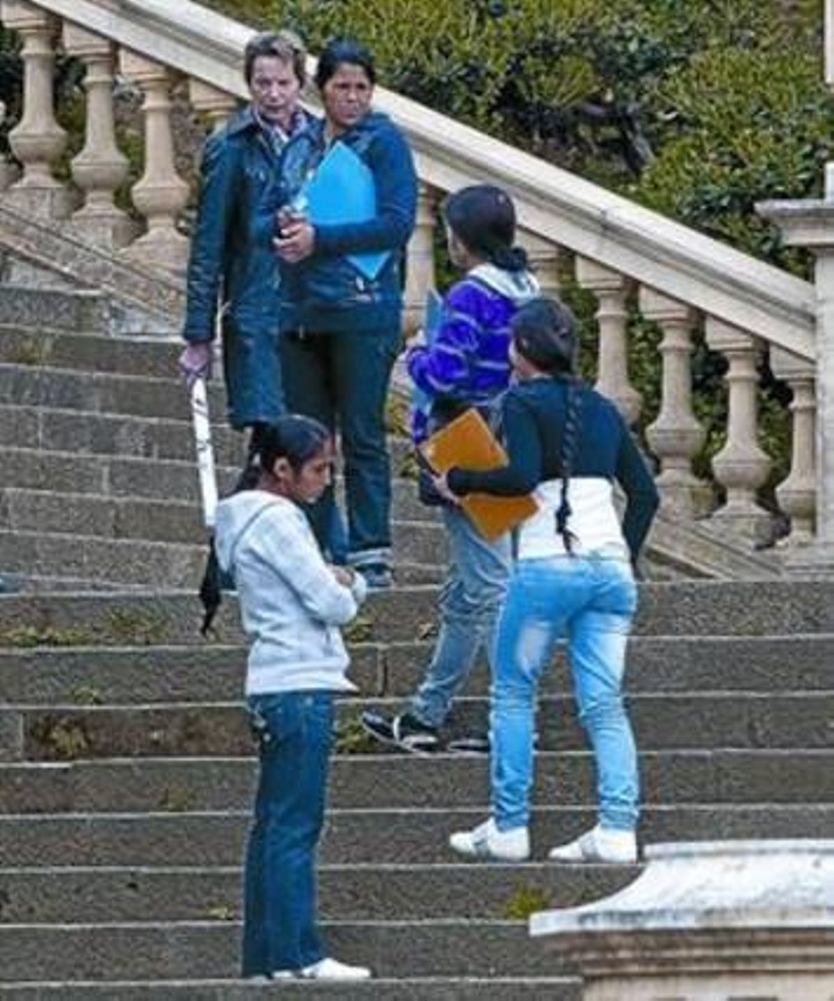 Chicas rumanas se dirigen a dos turistas en Montuïc, el pasado abril. Chicas rumanas se dirigen a dos turistas en Montuïc, el pasado abril.