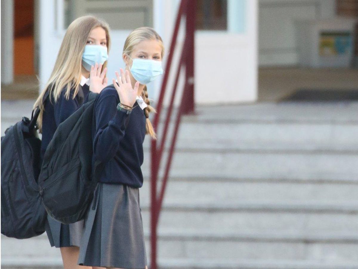 La infanta Sofía ha empezado el curso escolar acompañada de su hermana, la princesa Leonor. La infanta Sofía ha empezado el curso escolar acompañada de su hermana, la princesa Leonor.