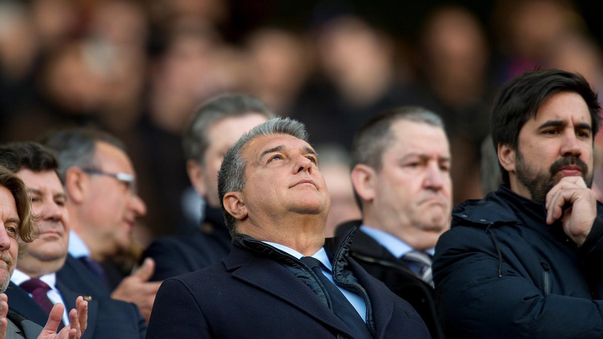 Joan Laporta envía una tarjeta a UEFA y FIFA para calmar el ‘caso Negreira’