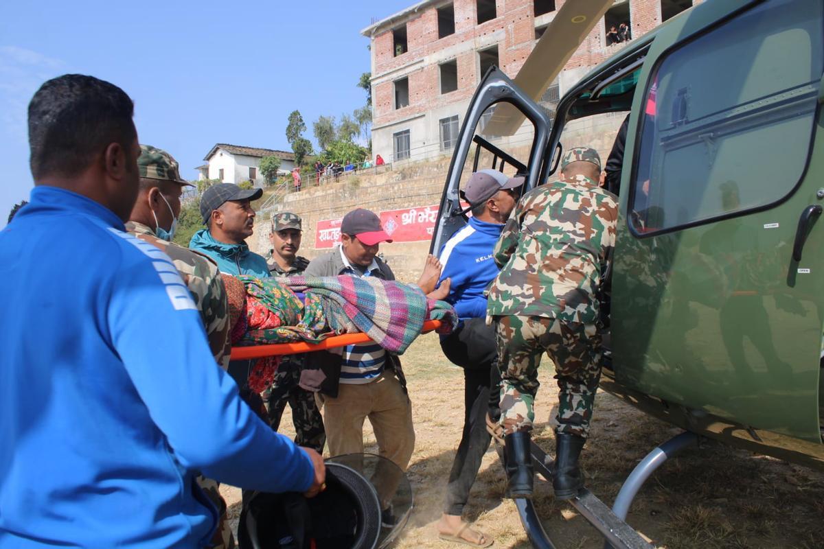 Los servicios de emergencias efectuando tareas de rescate en Nepal. Los servicios de emergencias efectuando tareas de rescate en Nepal.