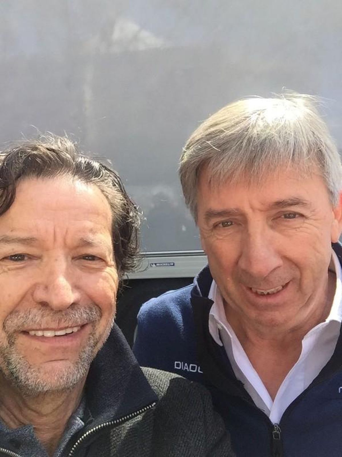 Jorge Zepeda, junto a Eusebio Unzué, mánager del equipo Movistar, el domingo en Barcelona. Jorge Zepeda, junto a Eusebio Unzué, mánager del equipo Movistar, el domingo en Barcelona.