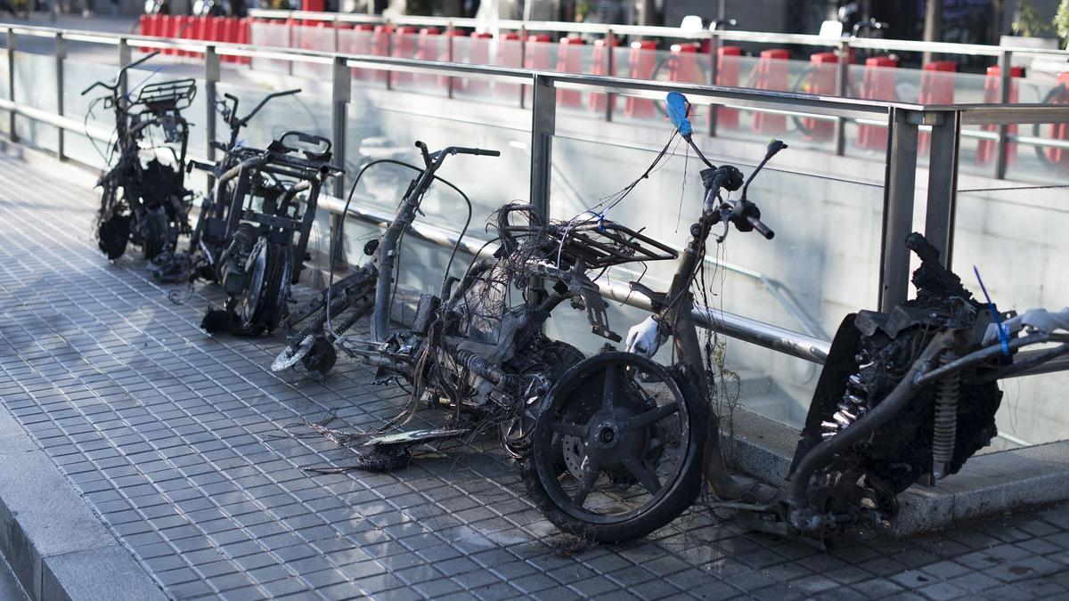 Motos quemadas durante los altercados de la madrugada tras el concierto en plaza de España.