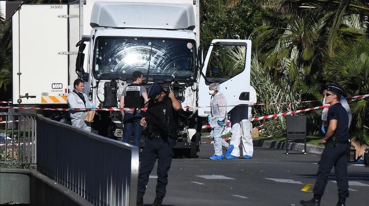 Forenses y policías buscan pruebas en el camión que arrolló a la multitud en Niza, el 14 de julio del 2016. Forenses y policías buscan pruebas en el camión que arrolló a la multitud en Niza, el 14 de julio del 2016.