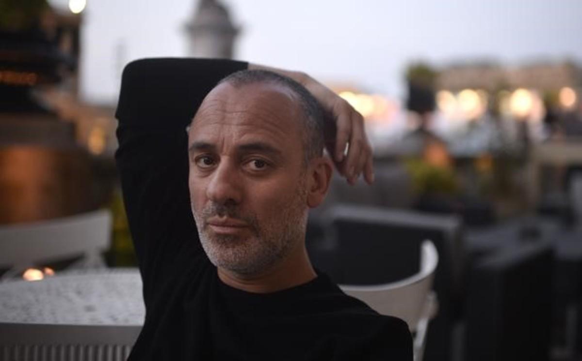 El actor espanol Javier Gutierrez posa en la terraza del Hotel Maria Cristina durante el festival de cine de San Sebastián.