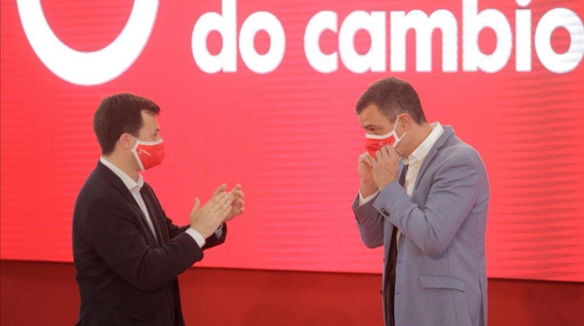 Pedro Sánchez y el candidato socialista en Galicia, Gonzalo Caballero, el sábado en A Coruña. 