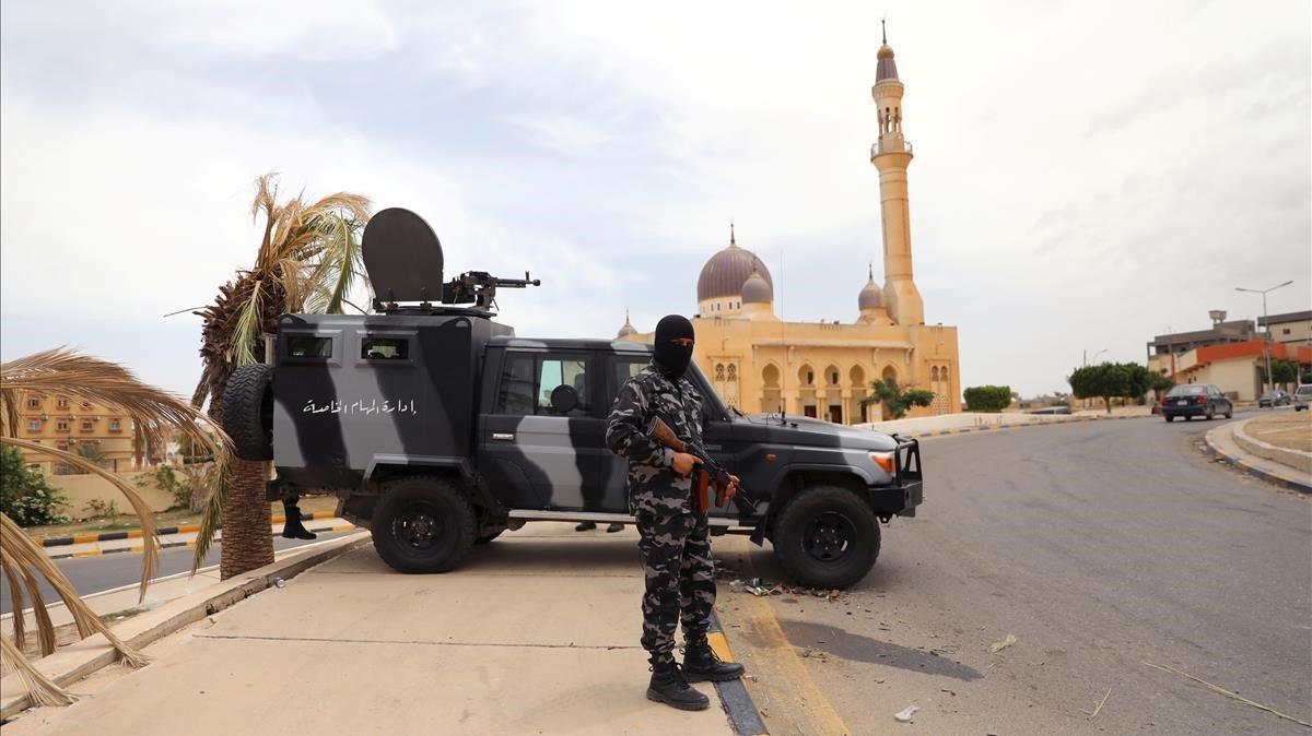 Miembro de seguridad de las fuerzas leales al Gobierno del Acuerdo Nacional de Serraj, en la ciudad libia de Tarhuna el pasado jueves.
