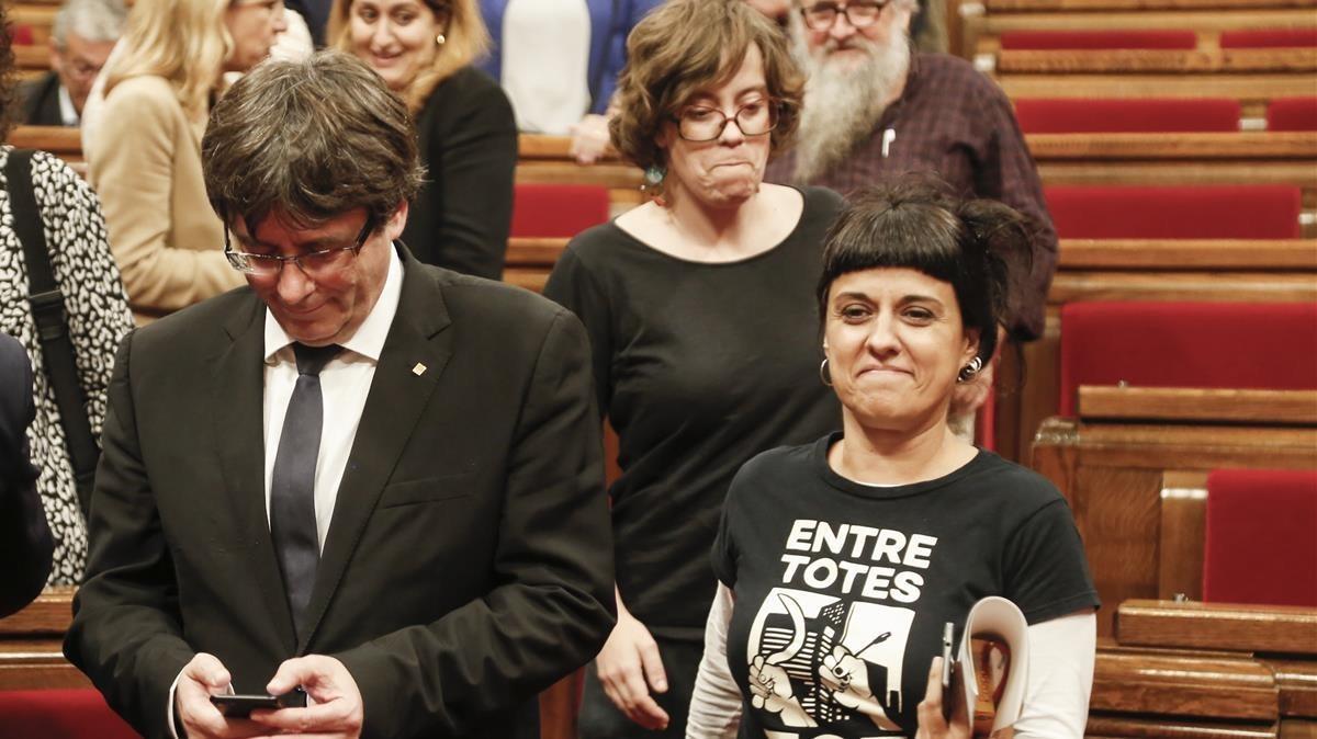 El president Puigdemont junto a Anna Gabriel y Eulàlia Reguant.
