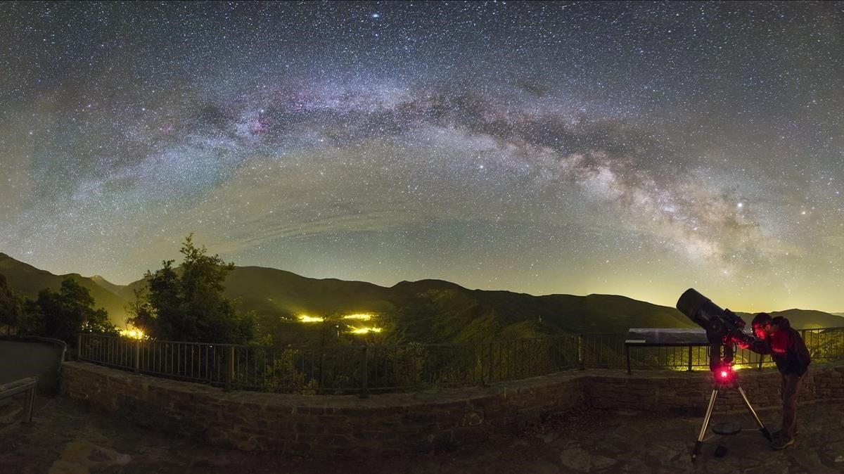 Vista astronómica desde el pueblo de Obeix, en la Vall Fosca (Pallars Jussà). Vista astronómica desde el pueblo de Obeix, en la Vall Fosca (Pallars Jussà).